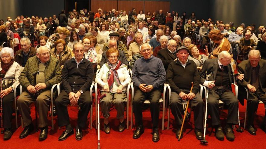 En las tres primeras filas del Club LA NUEVA ESPAÑA, 24 de los 86 protagonistas que aparecen en el libro sobre nonagenarios presentado ayer.    | FERNANDO RODRÍGUEZ