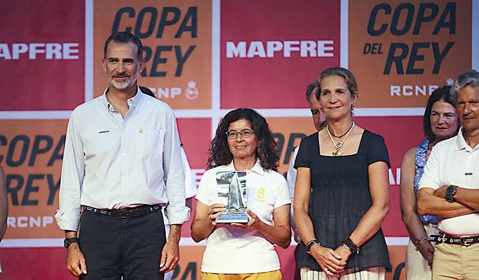 Letizia y sus hijas, a por el Rey marinero