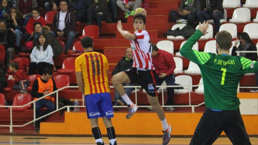 Sarió lanza a porteria en el choque ante el Barça.