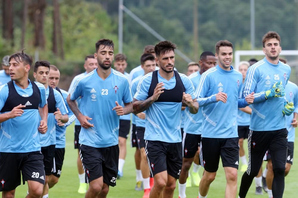 La afición disfruta del entrenamiento del Celta en el Día de Galicia