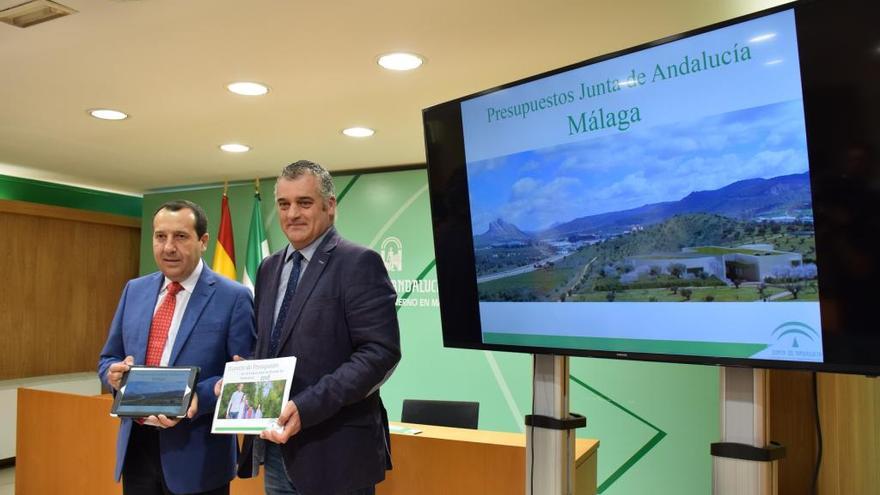 Ruiz Espejo y Carnero durante la presentación, ayer, de los presupuestos para Málaga.