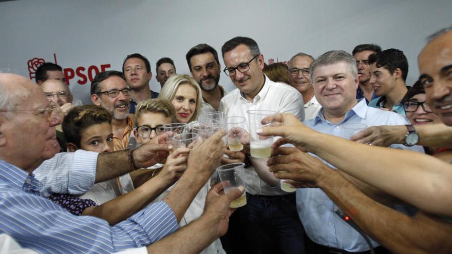 Diego Conesa celebra con su equipo la victoria en la sede socialista