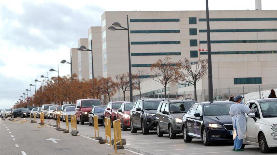 Cola para hacerse una prueba PCR en el &#039;covid-auto&#039; del Hospital La Fe el pasado lunes a las 9 horas.