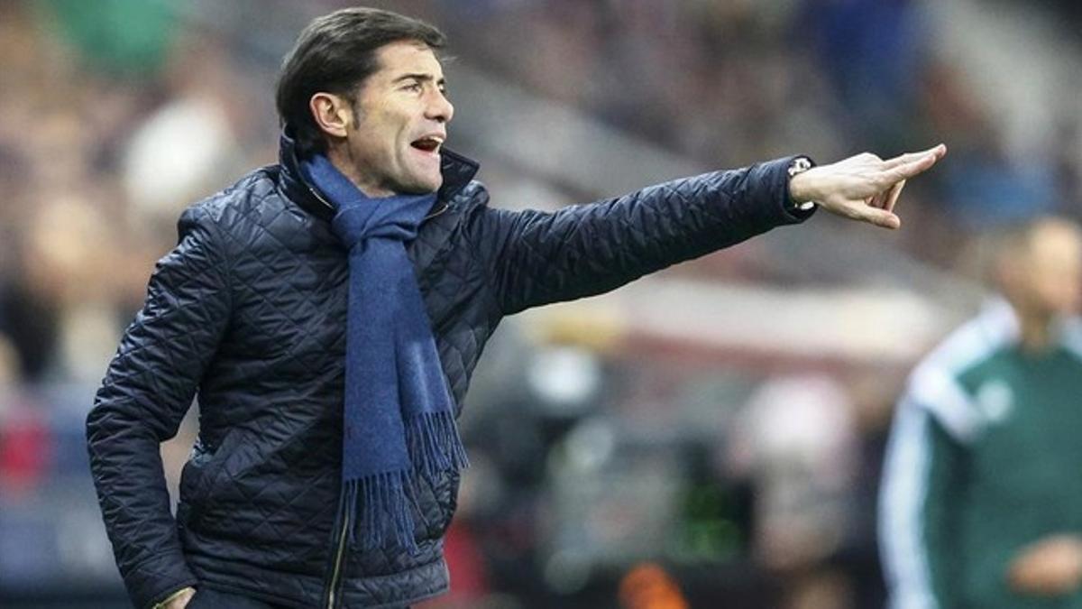 Marcelino García Toral, técnico del Villarreal, da instrucciones durante el partido de Europa League frente al Salzburgo