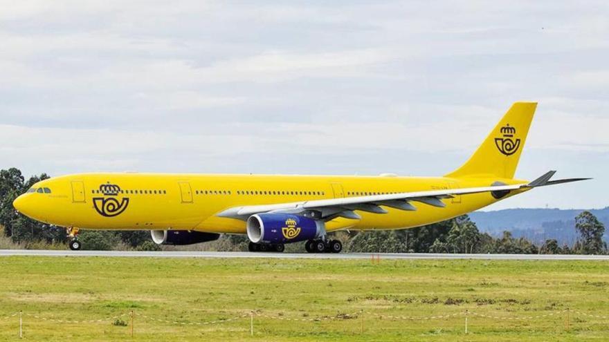 Un Airbus A330-300 de Correos, en la pista del aeropuerto de Santiago / Spotter SCQ