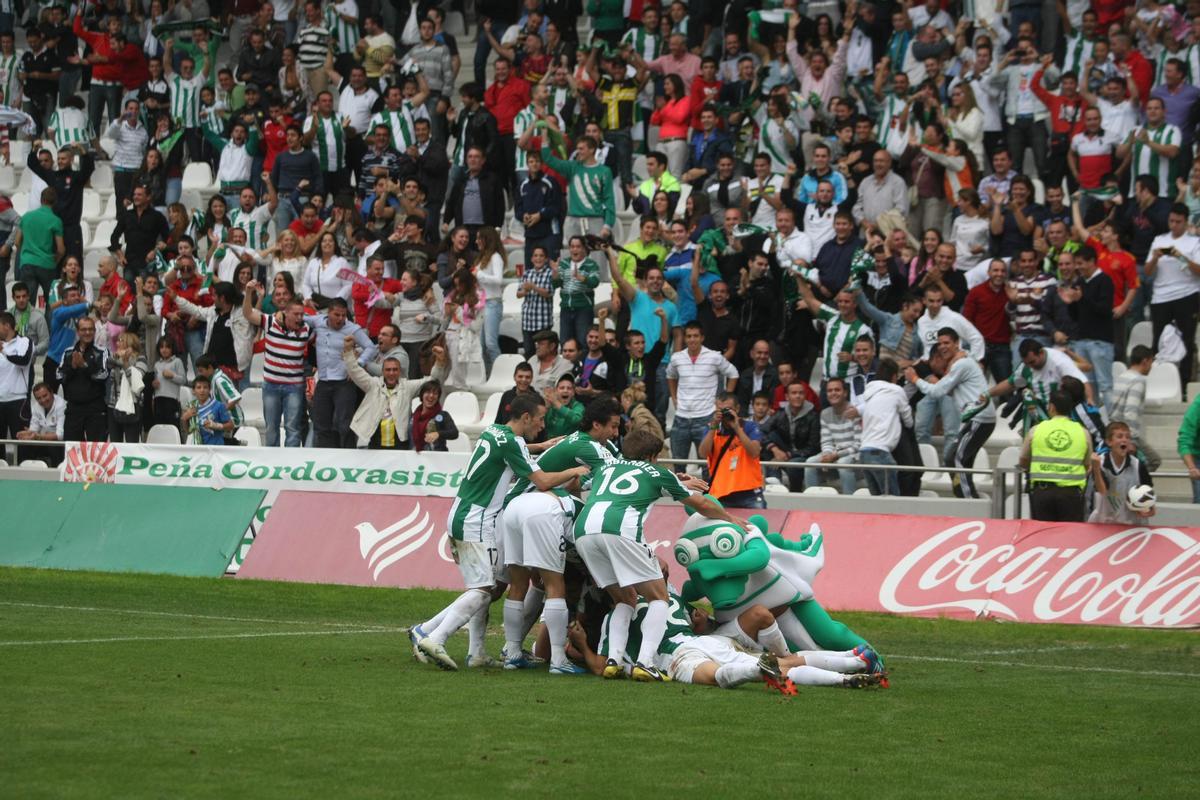 Los jugadores del Córdoba CF hacen piña para celebrar el gol de Patiño en el último minuto que daba la victoria al Córdoba CF ante el Castilla, en la 2012-13.