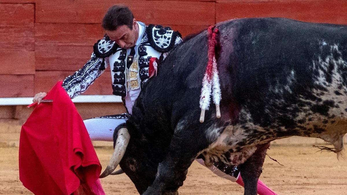 El diestro Enrique Ponce en una corrida en Huelva.