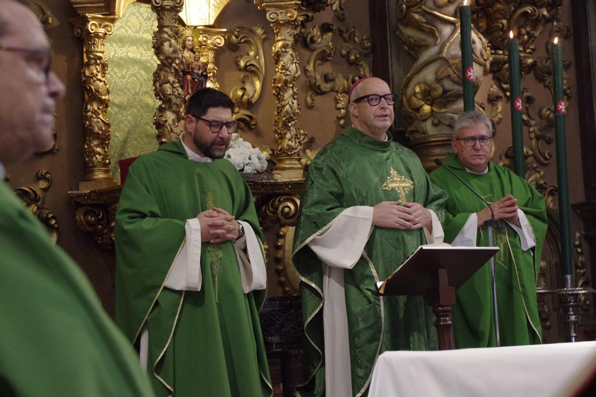 Toma de posesión del nuevo párroco de los Mártires, Isidro Calderón, en la Iglesia de San Juan