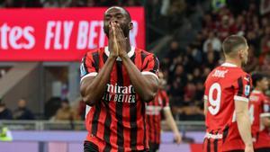 Fikayo Tomori, lamentándose en una jugada