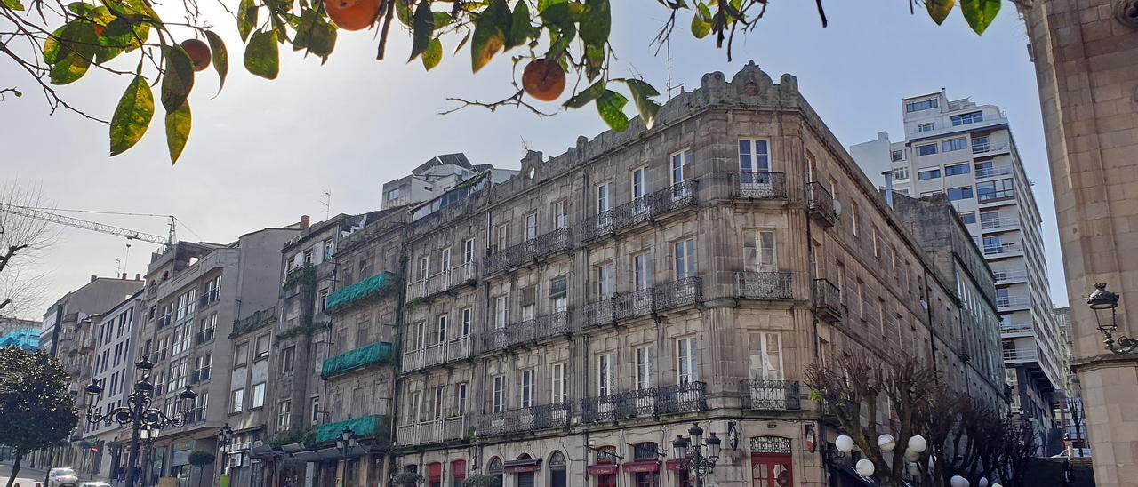 El céntrico edificio que sale a subasta está en la calle Alfonso XIII de Vigo. // Marta G. Brea