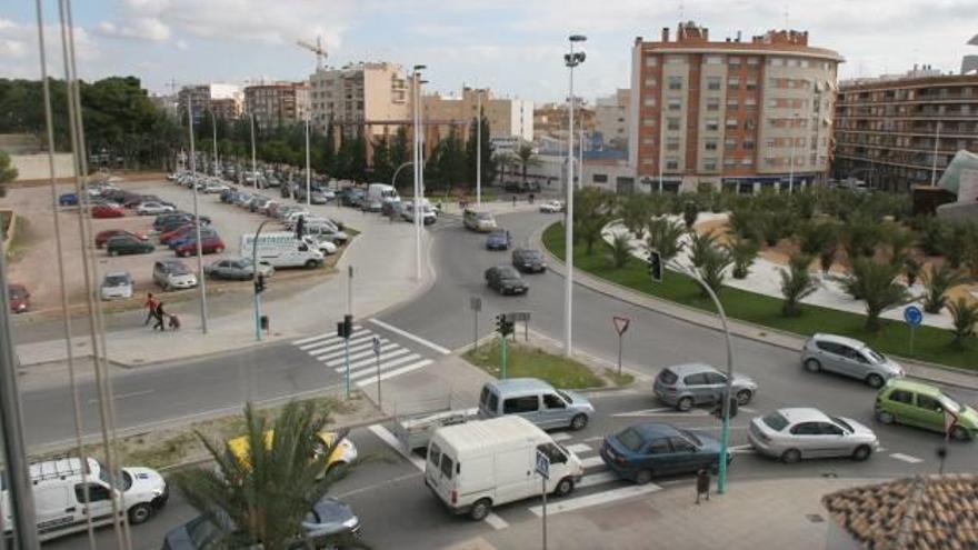 Vehículos accediendo a la rotonda desde la avenida de la Libertad y las calles Jacarilla y Pedro Juan Perpiñán de Elche.