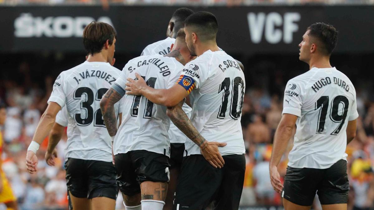 Los jugadores del Valencia celebran el gol de Soler ante el Girona