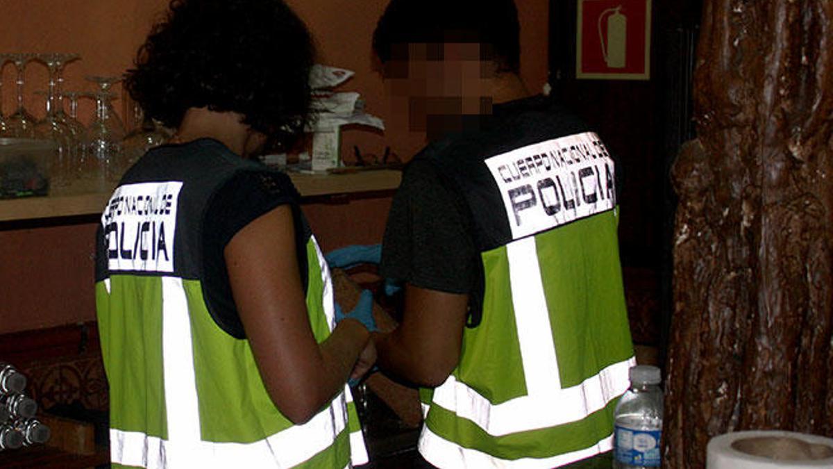Agentes inspeccionando un local.