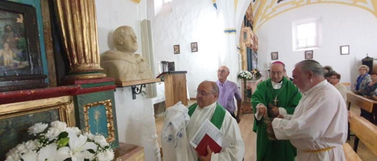 Descubren el busto de pieda del beato Luis Furones, en la iglesia de Abraveses de Tera. | E. P.