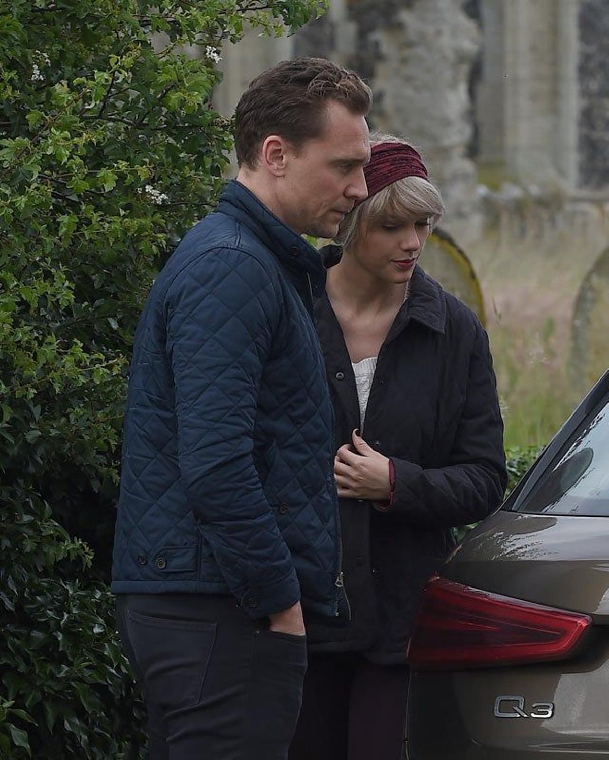 Tom Hiddleston y Taylor Swift, de camino al coche