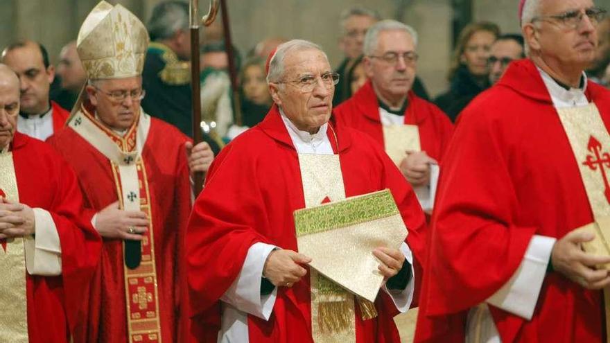 Rouco Varela, en el centro, en la ceremonia de traslación de los restos del Apóstol en Santiago. // X. A.