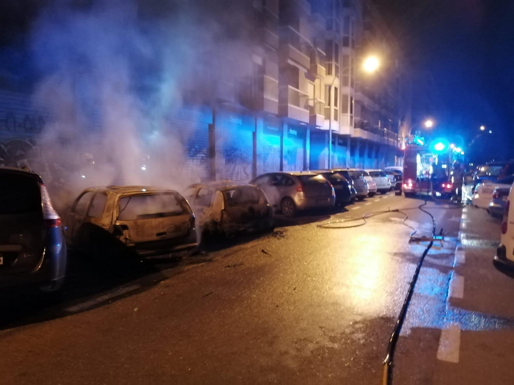 Un incendio destruye tres coches y causa daños en un edificio de Palma