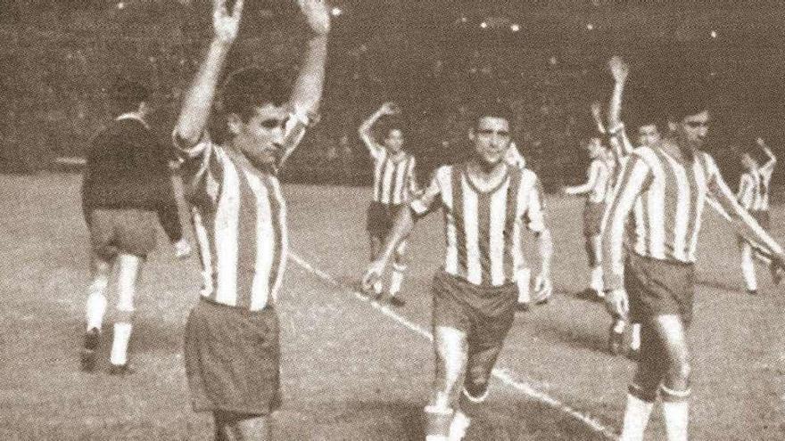 Arsenio celebra junto al resto de sus compañeros del Granada la victoria ante el Valencia en el partido de desempate de la semifinal del 59 en el Bernabéu.