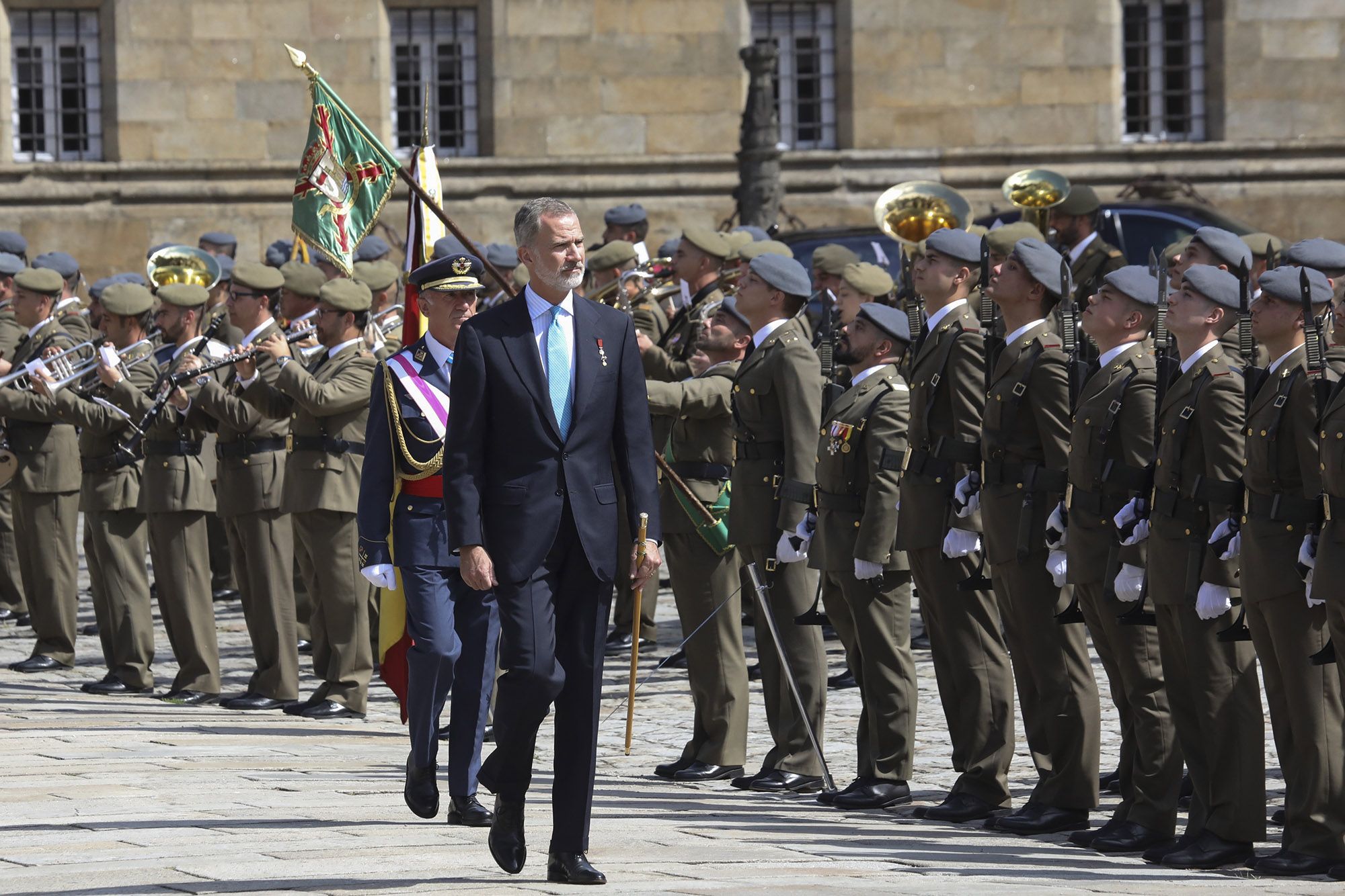 El rey Felipe VI realiza la Ofrenda al Apóstol acompañado de la reina Letizia y las infantas