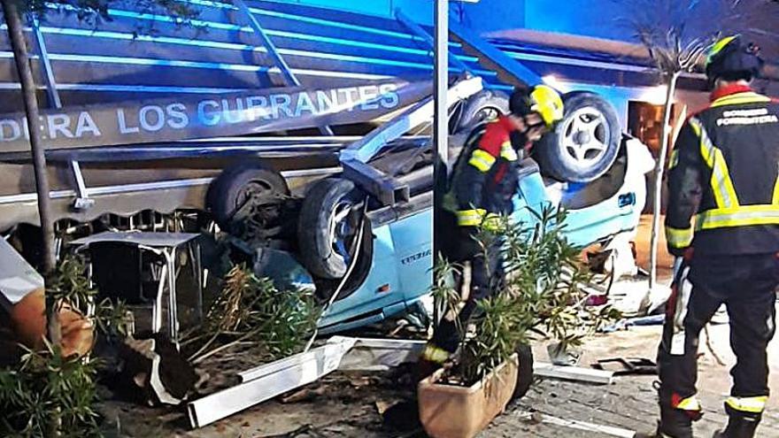 Un coche vuelca y destroza la terraza de un bar de Formentera