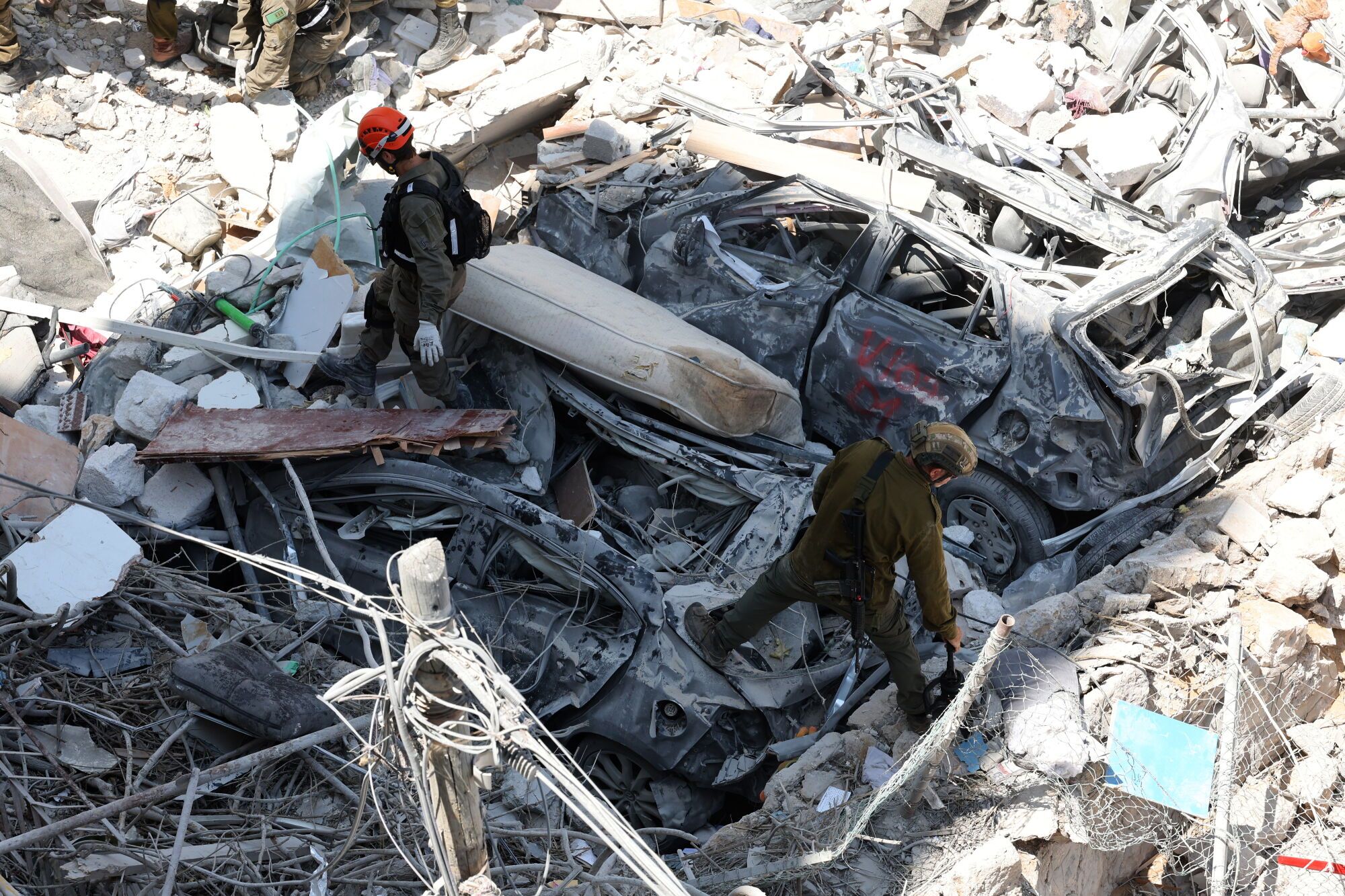 Bat Yam (Israel), 15/06/2025.- Members of Israel's Home Front Command search for missing people under the rubble of a partially collapsed residential building after Iranian ballistic missiles hit Bat Yam, central Israel, 15 June 2025. Iran launched a barrage of ballistic missiles at Israel overnight in retaliation for Israeli airstrikes on Iranian targets. Magen David Adom (MDA), Israel's national emergency services, reported at least six killed and dozens injured, including two in critical condition. EFE/EPA/ABIR SULTAN