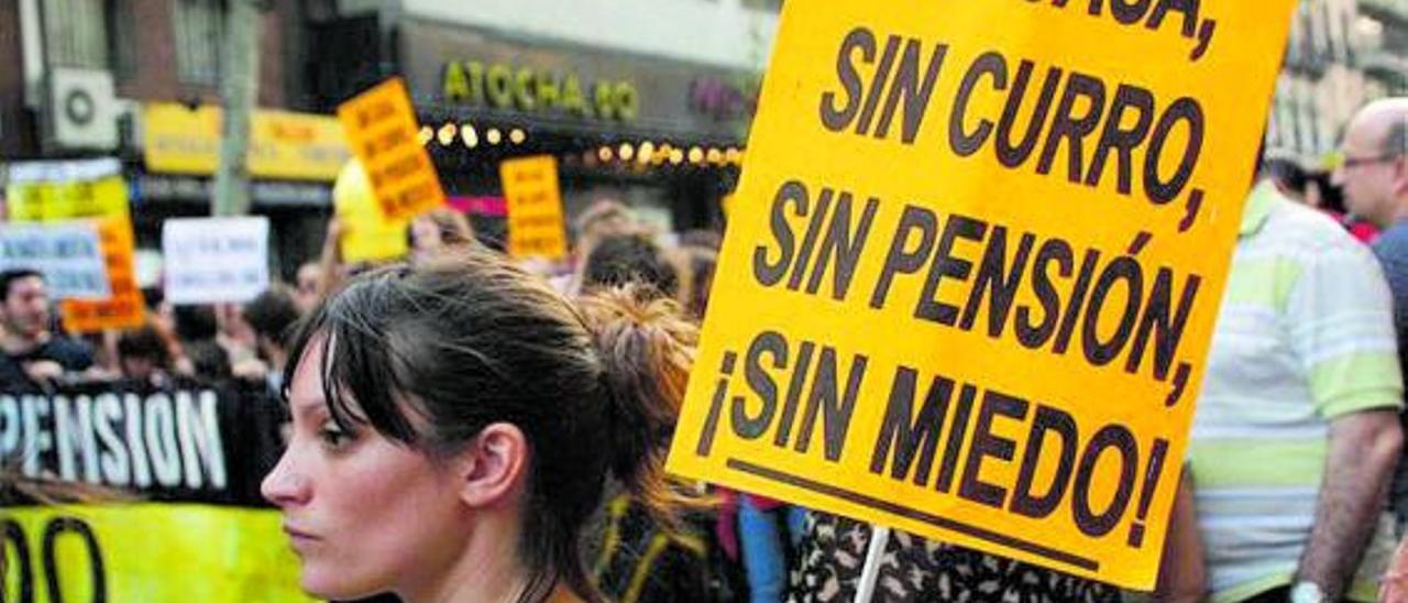 Una joven protesta ante la difícil situación que viven los de su generación. | DM