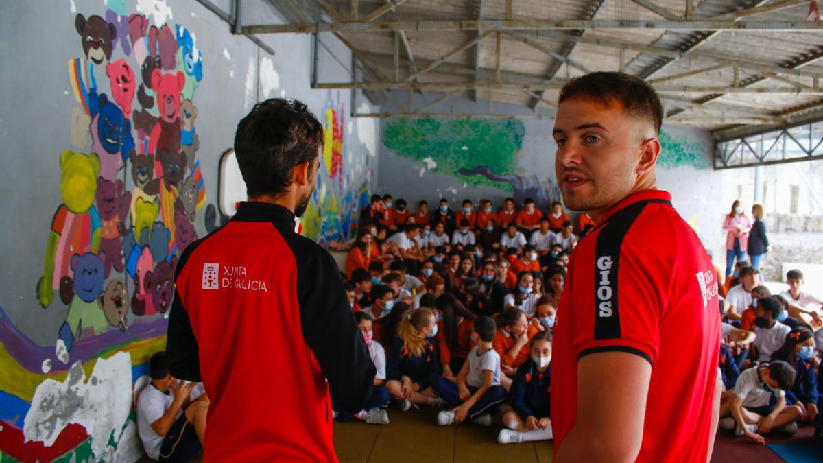 Un momento de la charla en el patio del colegio San Francisco.