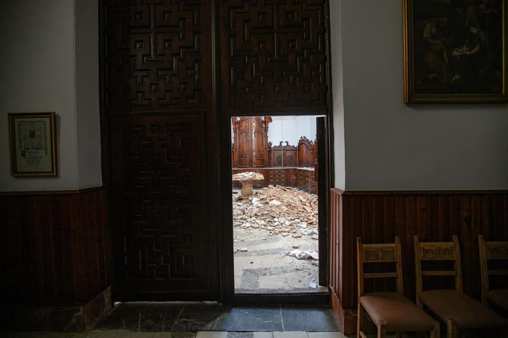 Parte de la cubierta de la sacristía de la iglesia de las Santas Justa y Rufina se ha venido abajo. El templo se ha visto afectado por las lluvias de la DANA y esta primavera.