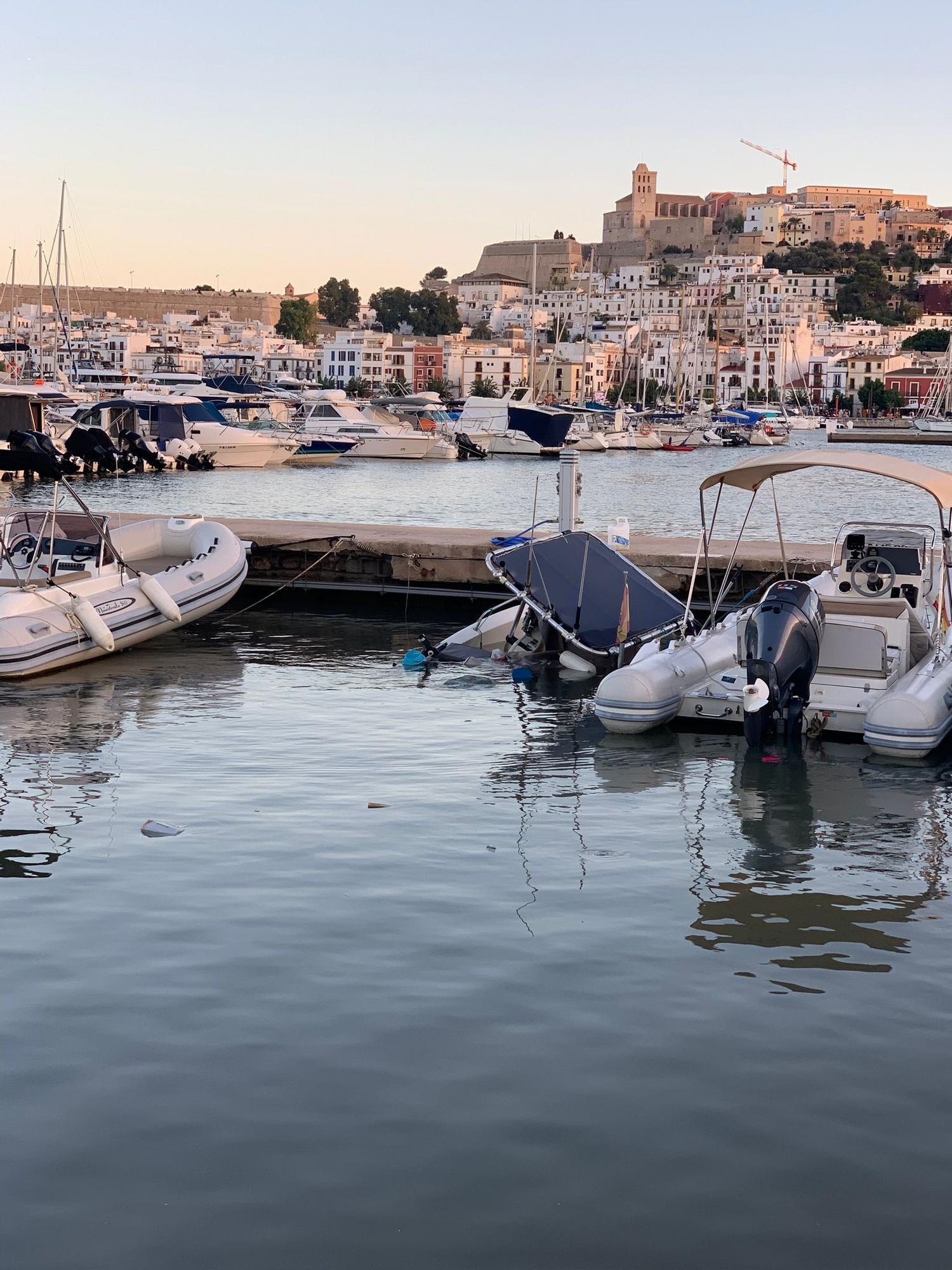 Barca hundida en el Club Náutico Ibiza