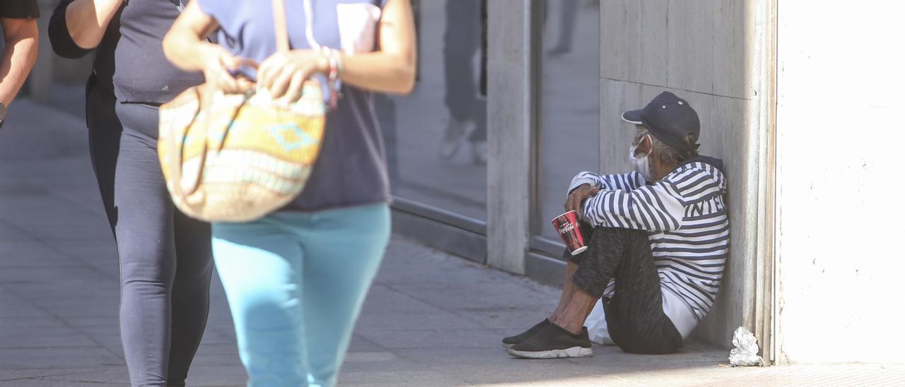 Un mendigo en el centro de Alicante