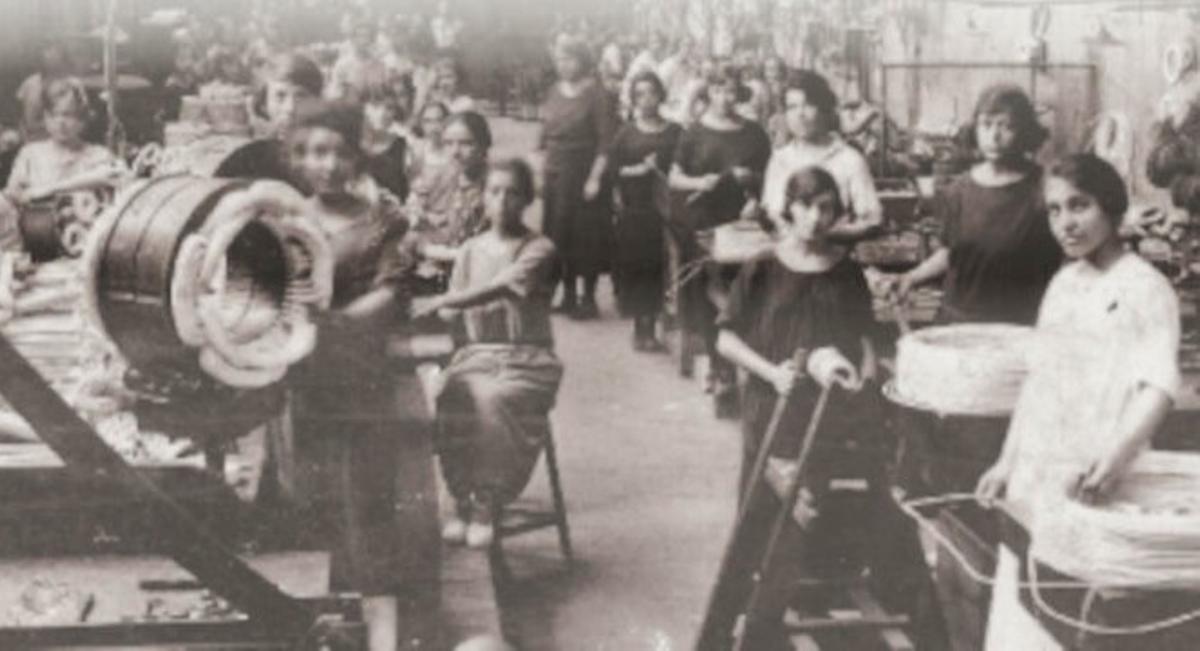 Imagen histórica de mujeres trabajando en una fábrica de Cornellà.