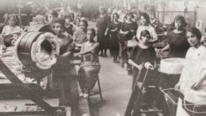 Imagen histórica de mujeres trabajando en una fábrica de Cornellà.