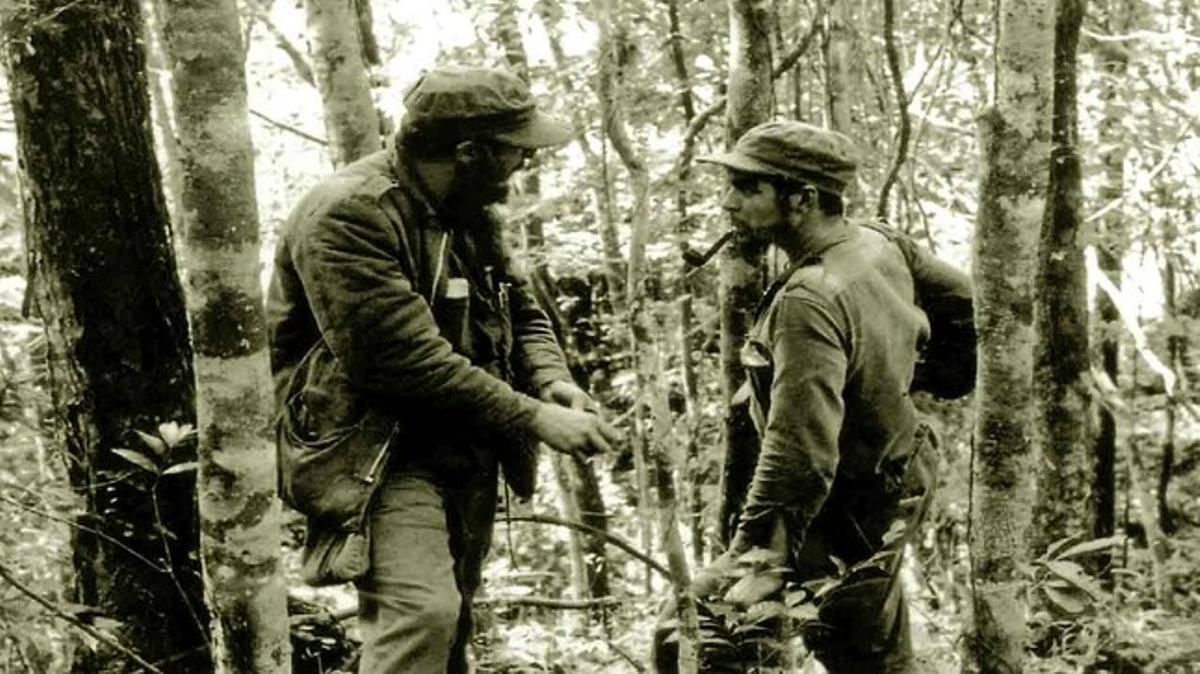 1957 - Fidel Castro parla amb el Che Guevara a la Sierra Maestra, gairebé un any després de l’arribada del ’Granma’ a Cuba. 1957 - Fidel Castro parla amb el Che Guevara a la Sierra Maestra, gairebé un any després de l’arribada del ’Granma’ a Cuba.