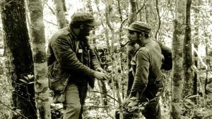1957 - Fidel Castro parla amb el Che Guevara a la Sierra Maestra, gairebé un any després de l’arribada del ’Granma’ a Cuba.