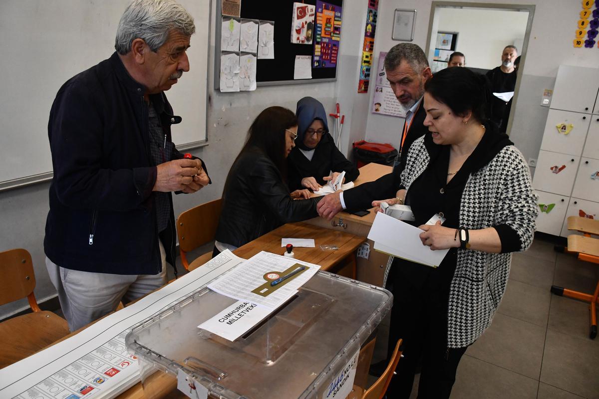 Ciudadanos turcos votan en las elecciones presidenciales de Turquía