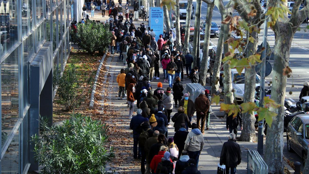 Colas para vacunarse contra la Covid 19 en el recinto de la Fira.