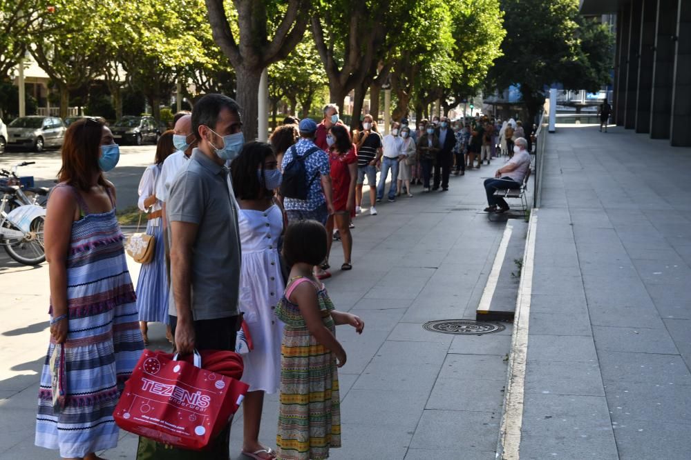 Colas en los colegios electorales de A Coruña