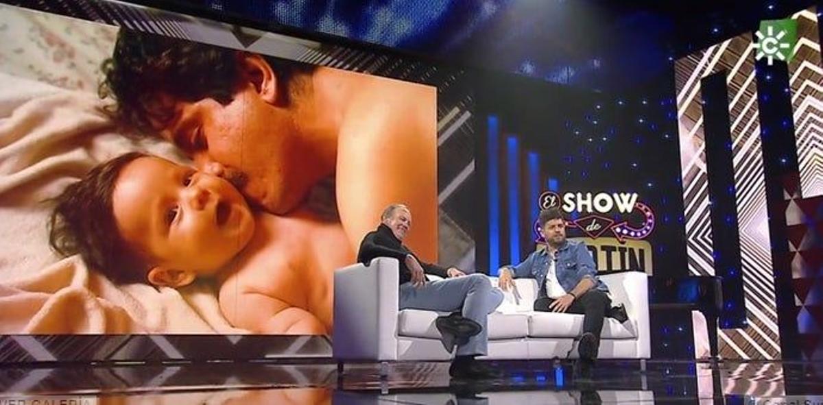 Pablo López de bebé con su padre