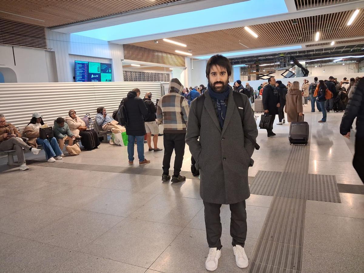 Rubén, desarrollador de software, teletrabaja en Alicante, donde reside, y una vez por semana viaja a trabajar en la sede de su empresa en Madrid.