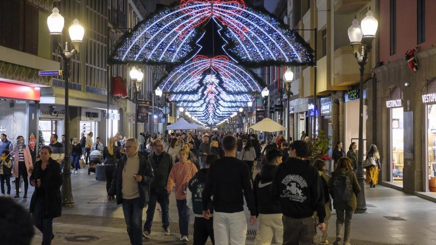 Luces y adornos navideños en Las Palmas de Gran Canaria en la víspera de Nochebuena