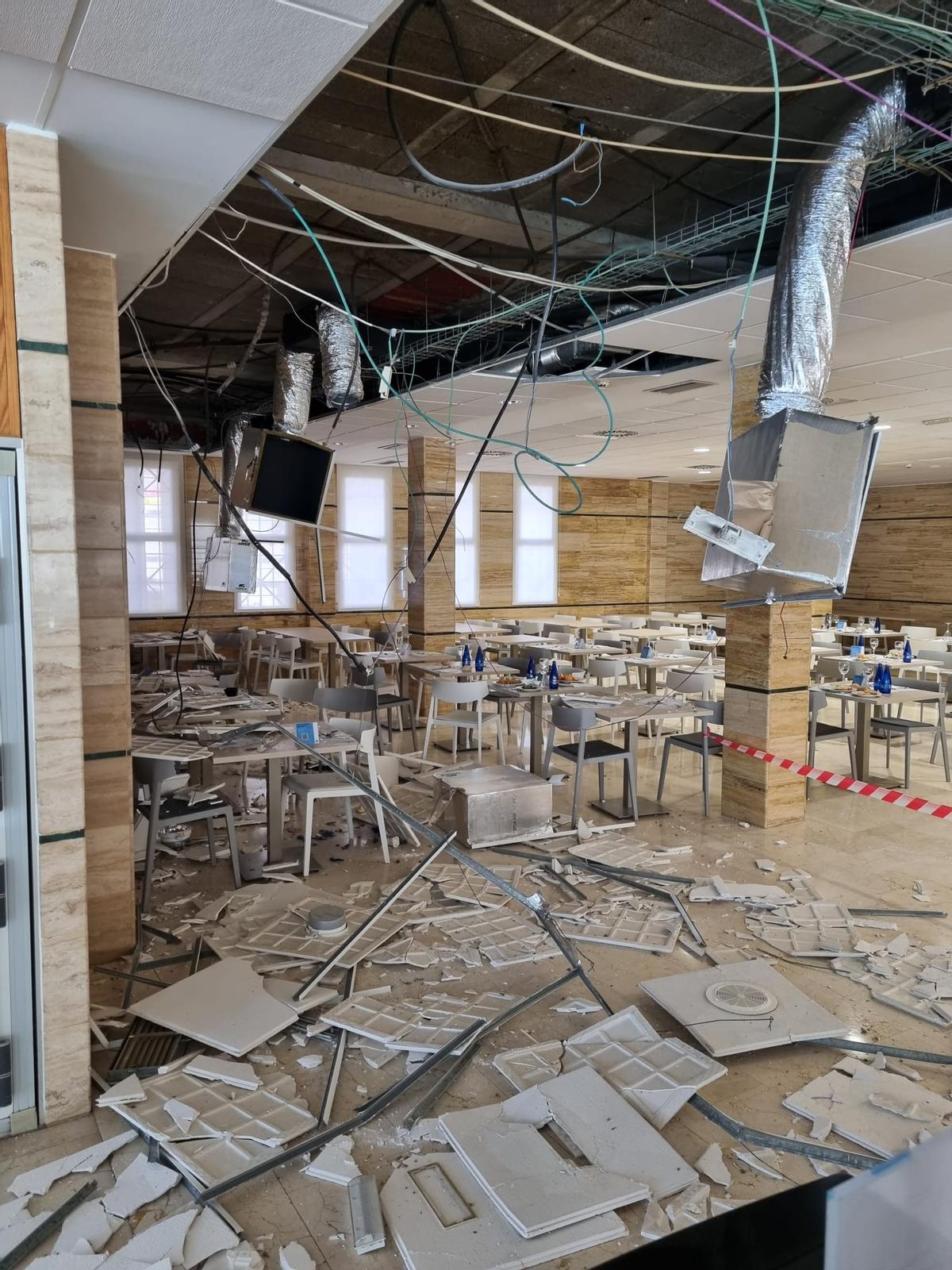 Así ha quedado el comedor del hotel tras el derrumbe del techo.
