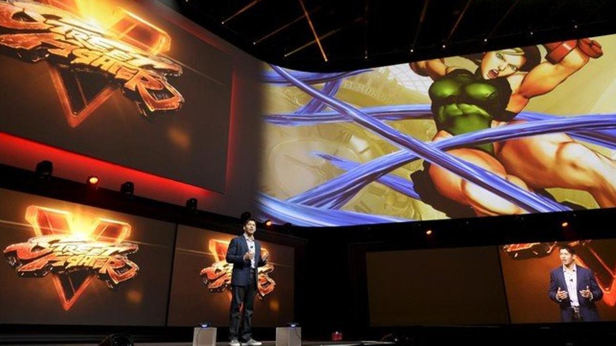 Asad Qizilbash, directivo de Sony, presenta 'Street Fighter V' en la feria E3 de Los Angeles.