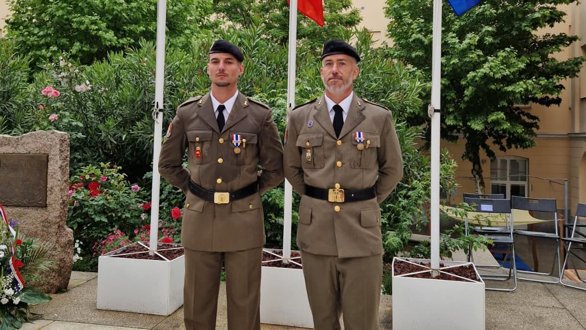 El cabo 1º Manuel Filiberto y el soldado Francisco Rodríguez, reconocidos por el Consulado de Francia.