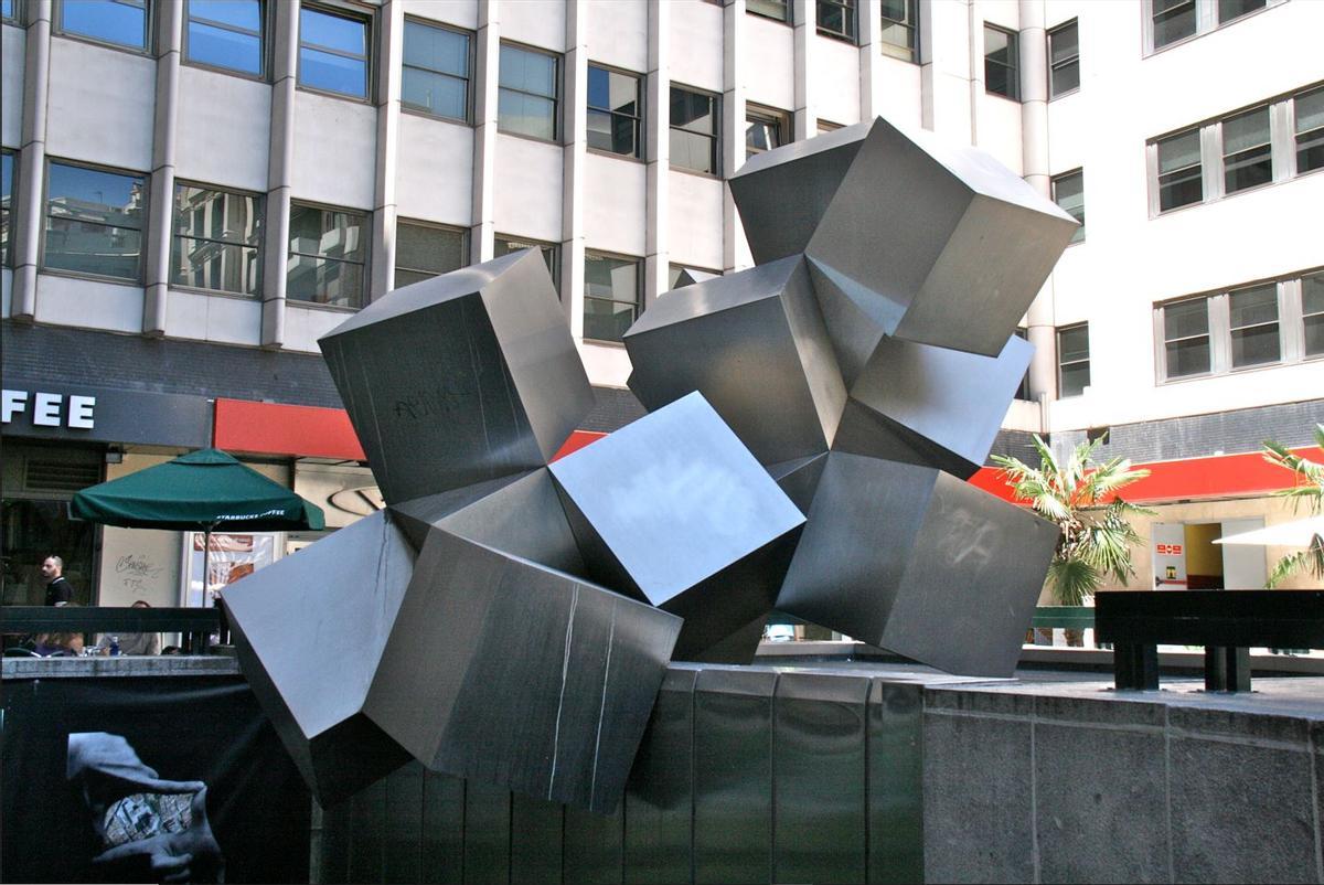Escultura de Gustavo Torner en la llamada Plaza de los Cubos de Madrid.