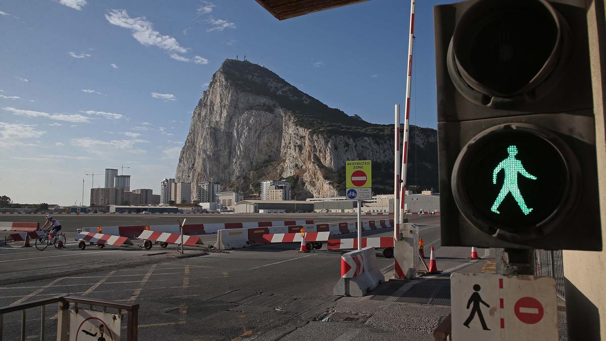 Archivo - Detalle de las señales de trafico que indican la llegada a la pista del Aeropuerto Internacional de Gibraltar.