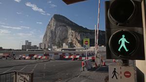 Archivo - Detalle de las señales de trafico que indican la llegada a la pista del Aeropuerto Internacional de Gibraltar, a 8 de mayo de 2023 en Gibraltar.