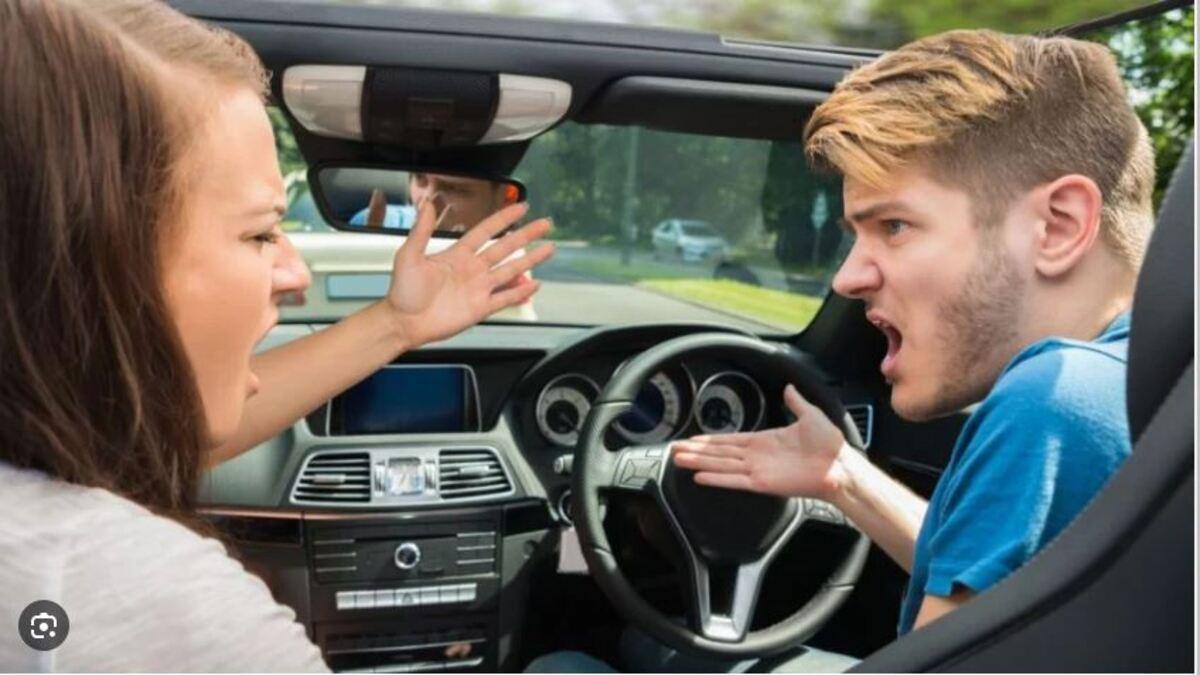 Discutir con tu pareja en el coche puede ser multa de la DGT