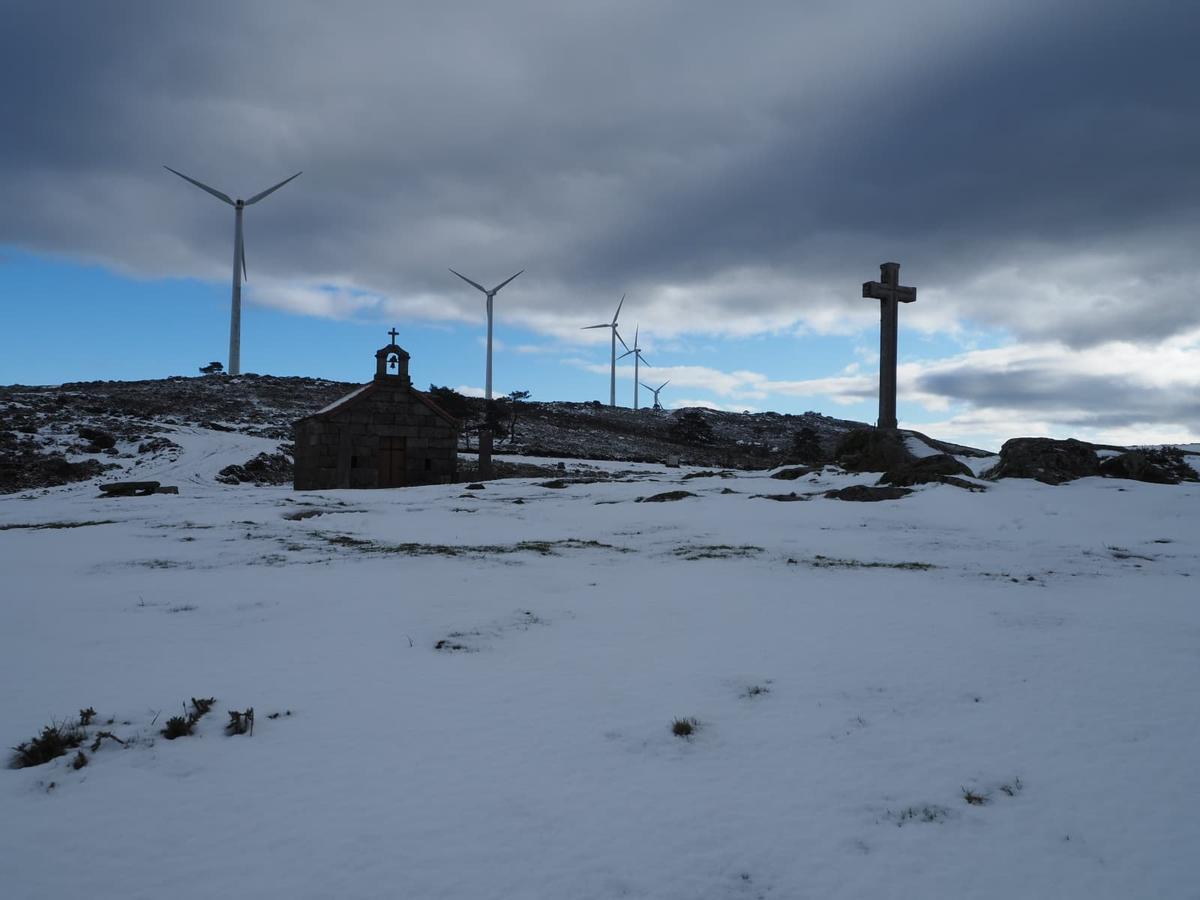El manto de nieve en el monte do Seixo, el pico más alto de la sierra de O Cando