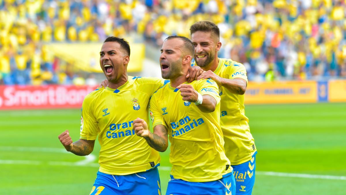 Jesé, abrazado por Pejiño y Viera, en la celebración del 1-0, obra del &#039;21&#039;.