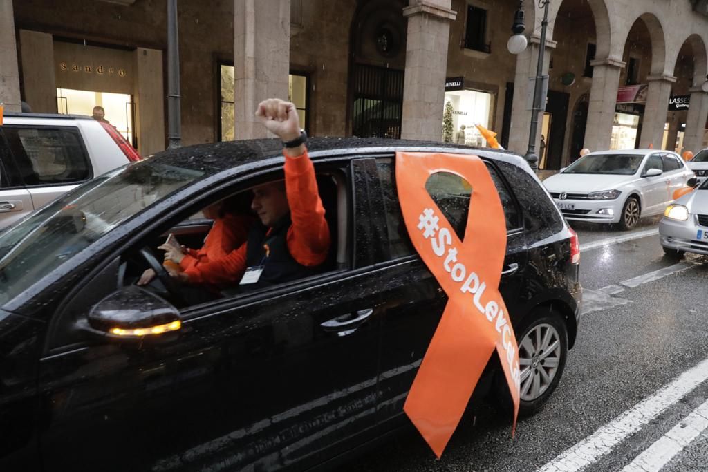 La 'marea naranja'  por la enseñanza concertada se manifiesta en coche por las calles de Palma